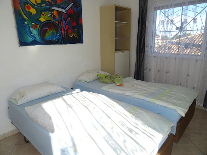 ห้องนอนเตียงขนาด 90x200 2 เตียง