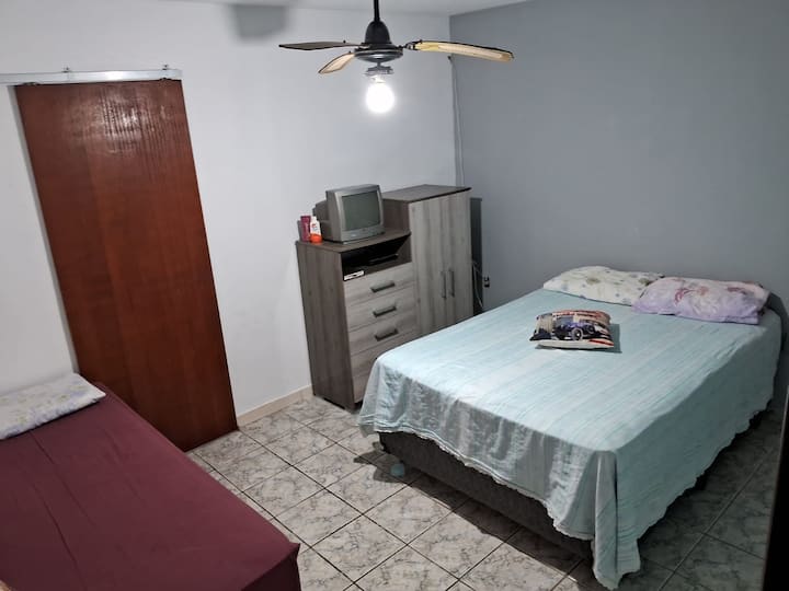 (Chumba cha 1 cha kulala) kitanda cha watu wawili na kitanda cha mtu mmoja