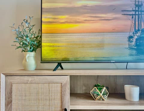 Popular Airbnb listing: Madrina | Urban Luxe-Stylish 2 Bedrooms/2 Bathrooms in Orange County