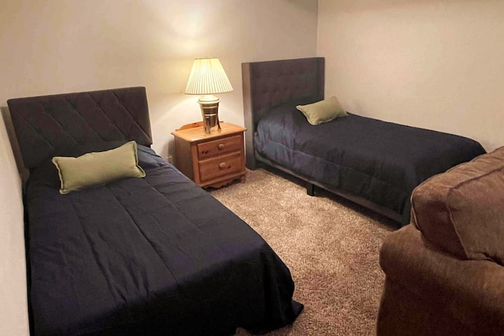 楼下有两张单人床。 