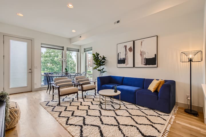 Upscale Townhome w/ Stunning Rooftop Views