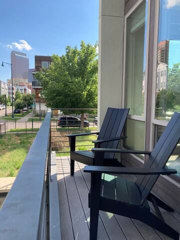 Upscale Townhome w/ Stunning Rooftop Views gallery image 3