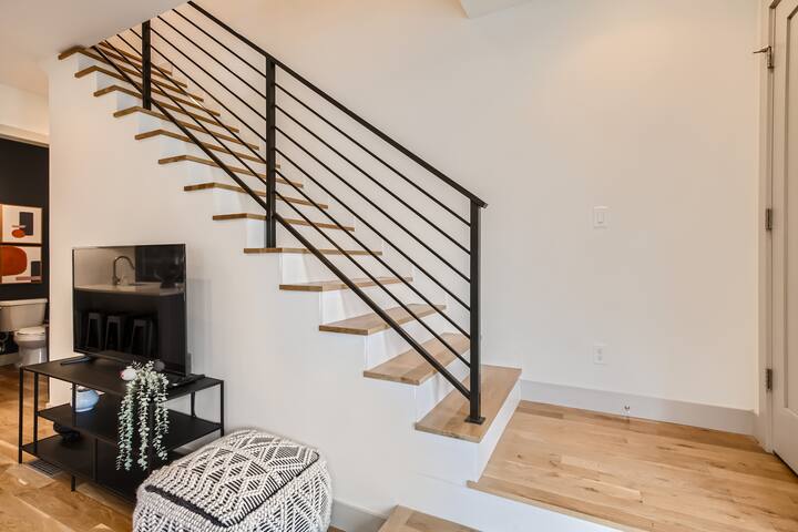 Upscale Townhome w/ Stunning Rooftop Views gallery image 5