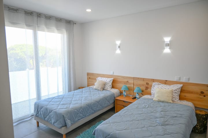 Стая 4 - Две единични легла с изход за тих балкон