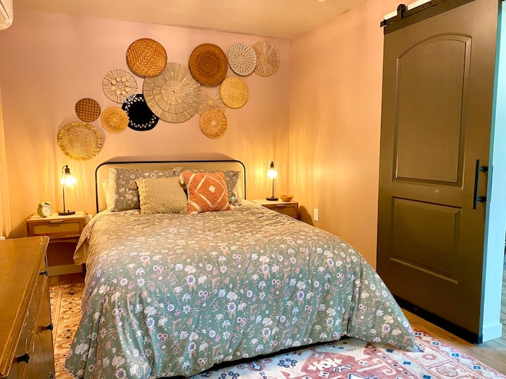 ฟูกนอนขนาดควีนไซส์ในห้องนอน