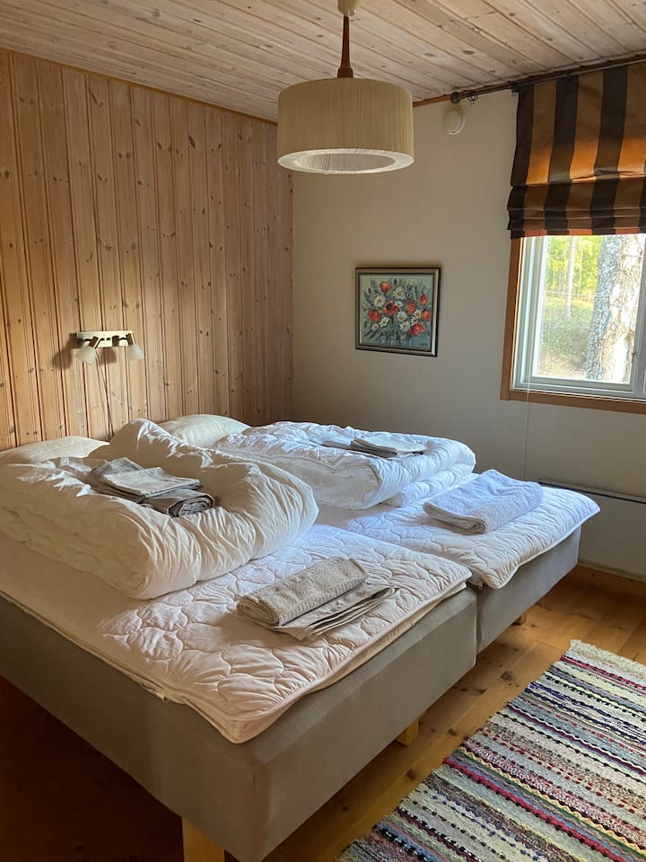 Krevat dopio, jastëkë dhe jastëkë për dy persona. 
Krevatet mund të ndahen. 
Shtrojat e krevatit dhe peshqirët nuk janë të përfshirë. Mund të merret me qira për 150 sek/person. 
Tre gardëroba në dhomë.
Roller blind. 
Dritaret e mushkonjave janë të disponueshme.