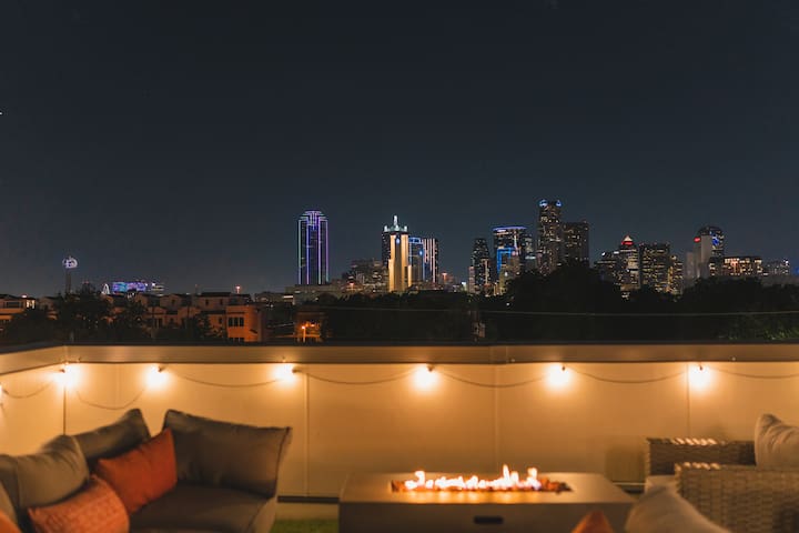 Entire Luxury Townhome w/ Pooltable & Skyline view