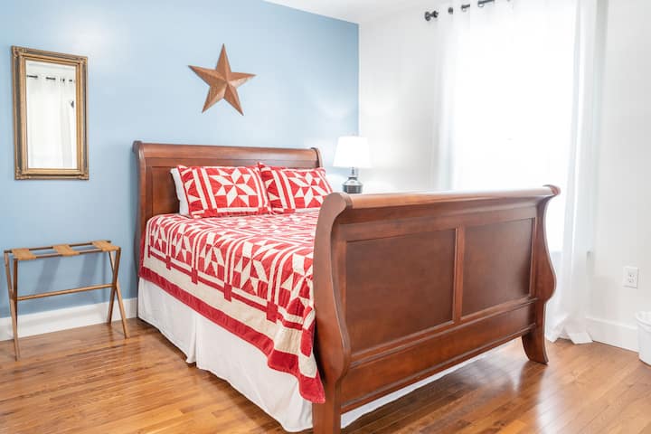 Soba Daniela Boonea nalazi se na prednjoj strani kuće i ispunjena je svjetlom s dva velika prozora. Svi su naši kreveti potpuno novi i pružaju nevjerojatnu razinu udobnosti dok putujete na dan ili mjesec dana.