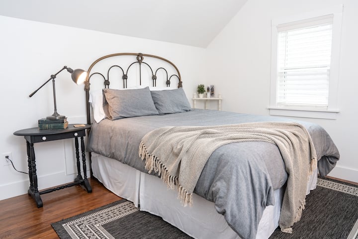 The Parsons Room is just down the hall from the stubište on the second floor. Ova je soba preplavljena prekrasnim jutarnjim svjetlom.