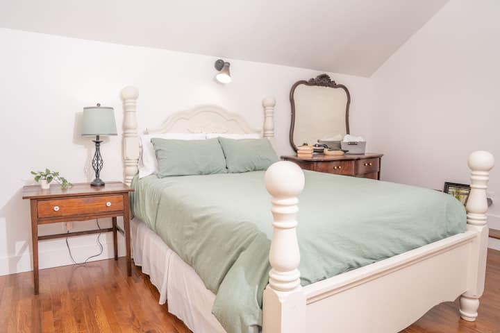 The Pinnacle Room nalazi se na vrhu kutije za stepenice na drugom katu. Ima udoban (i novi) bračni krevet marke Johnson City Bedding. Soba također ima TV.