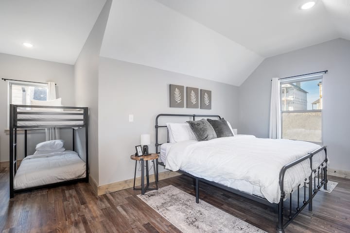 The Bunk Room (Bedroom 4) has a King bed and two sets of twin bunk beds. There is an en-suite bathroom and a Smart TV set up. We have stocked a few books and toys to keep your little ones occupied. 