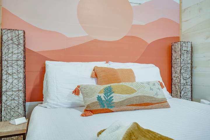 Doživite udobnost u našoj brvnari Sunset Shack s bračnim krevetom i jastucima.