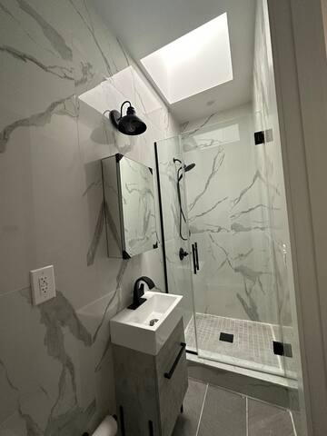 Modern Comforts Minutes from LGA gallery image 4