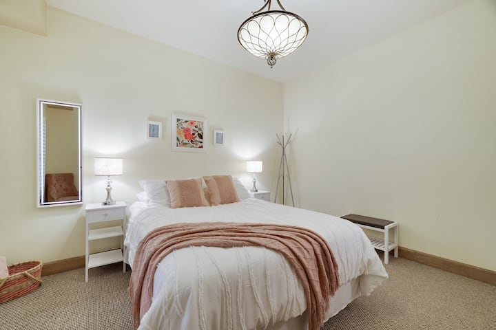 Bračni krevet (160x200) na 1. katu s dva noćna ormarića i svjetiljkama s USB priključcima, ogledalom pune dužine i komodom