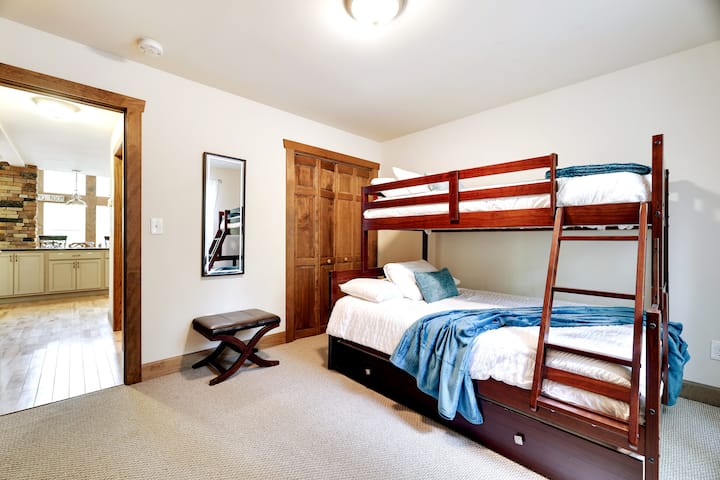 Spavaća soba na kat 1 (za 4 osobe, 1 bračni krevet i 2 blizanca)