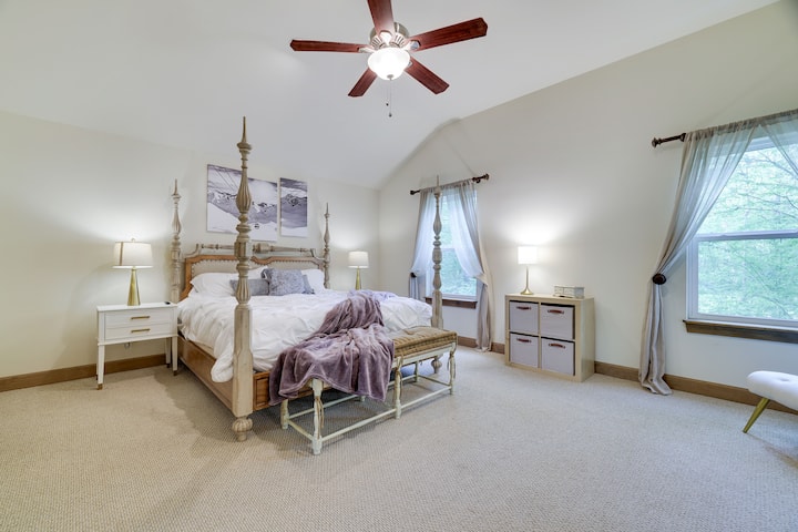 Velika spavaća soba na katu s jacuzzi kadom