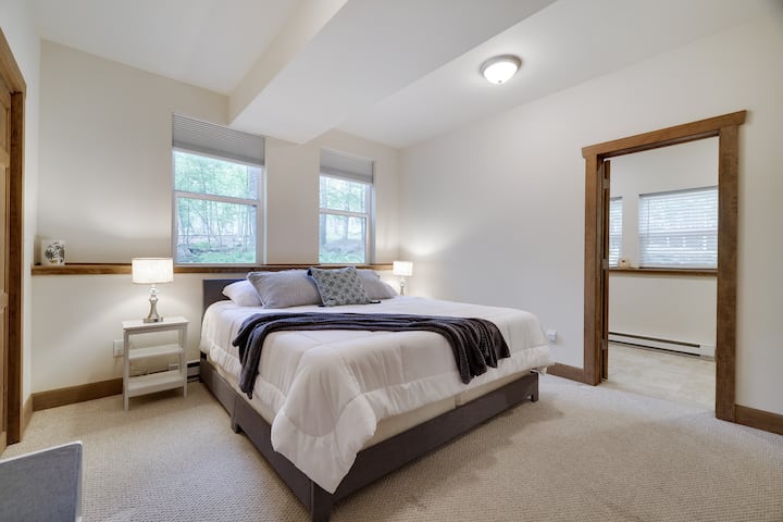 Glavna spavaća soba s bračnim krevetom na 1. katu s prekrasnim pogledom na mirnu šumu u stražnjem dijelu kuće
Noćni ormarići imaju svjetiljke s USB priključcima
Veliki ormar, ogledalo pune dužine i police