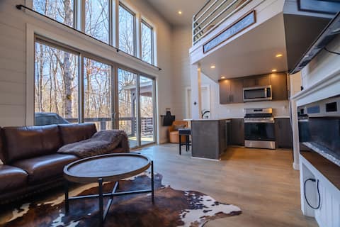 Top performing Airbnb: Spacious Lakeside Retreat w/ Hot Tub & King Beds in Tracy City