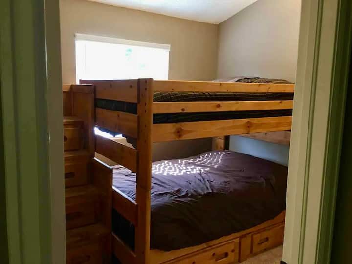 El dormitorio #3 contiene literas de tamaño completo personalizadas con sistema de escaleras.
para un acceso súper fácil. Tamaño adecuado incluso para adultos, 
¡cómodos colchones con la parte superior acolchada y TV en la pared!  
Baño del pasillo justo afuera de la puerta. 