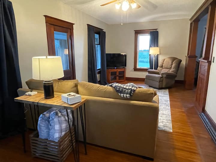The Blue Farmhouse - Lake Carlton, IL
