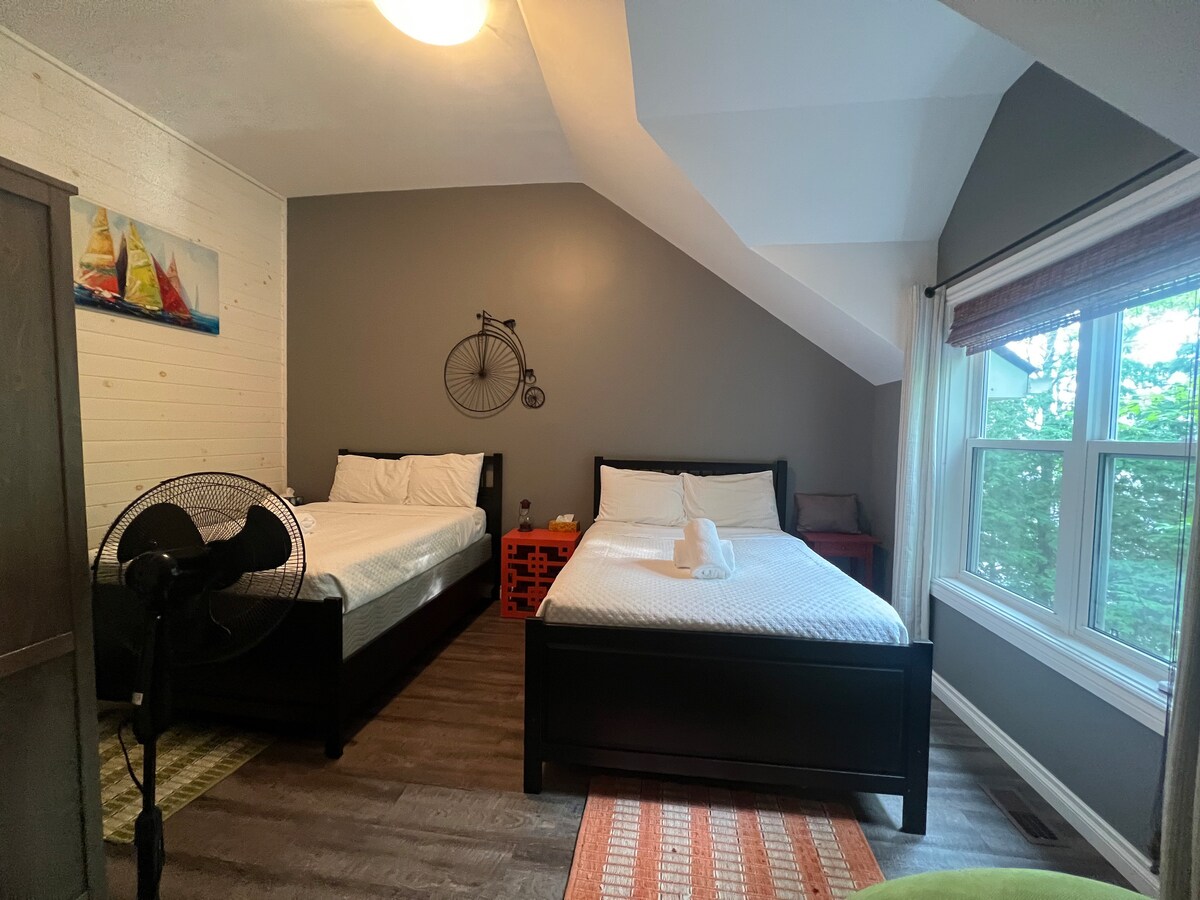 dhomë gjumi në katin e sipërm, 2 dyshe me krevat dopio "queen"