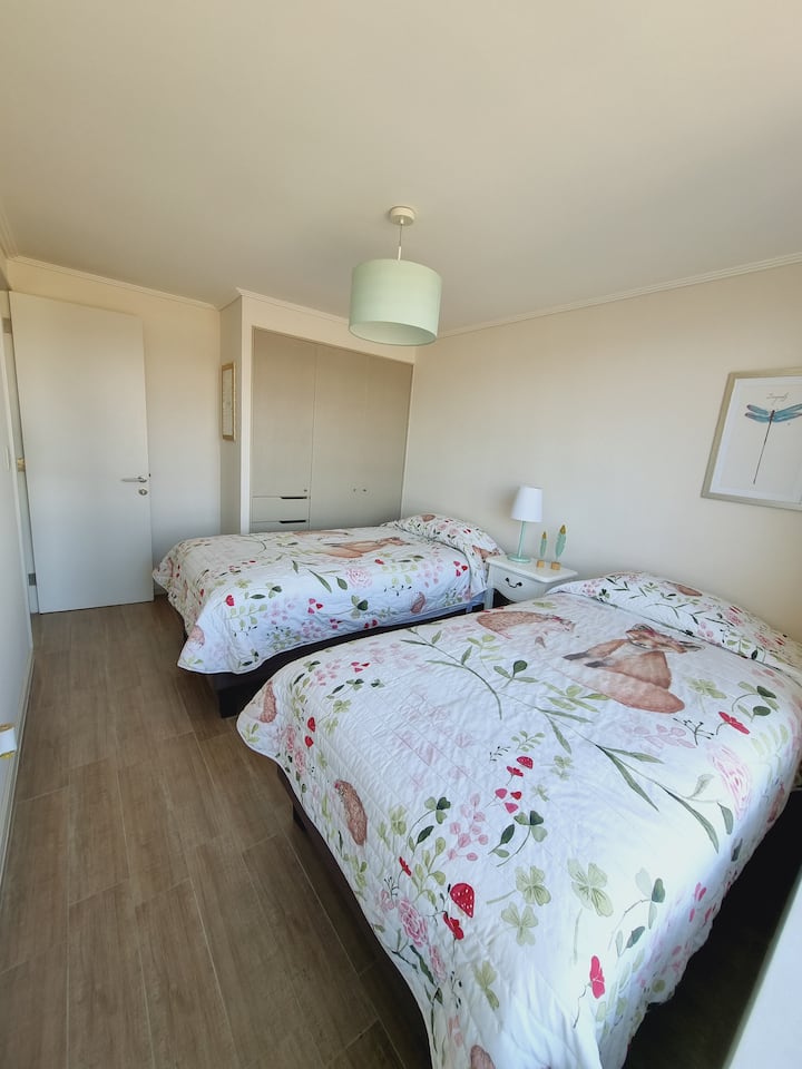 Dormitorio #2 con dos camas de plaza y media y closet 