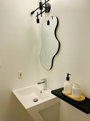 St-Denis street, Modern, 2BR/1 BTH gallery image 4