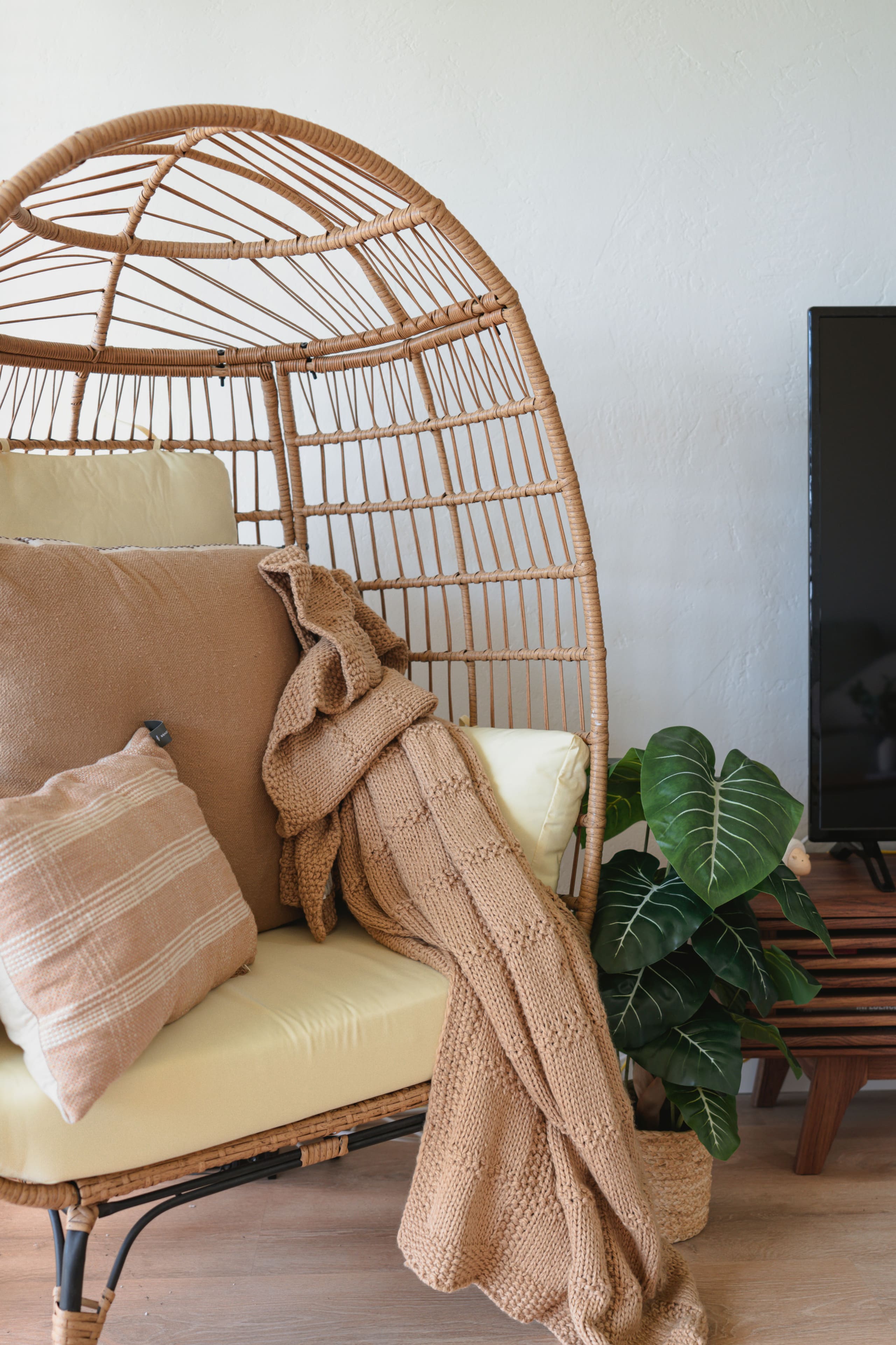 Condo in Wailuku · ★4.92 · 1 bedroom · 2 beds · 1 bath - Image 5