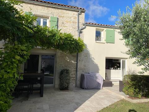 Large family home with pool - 10 beds
