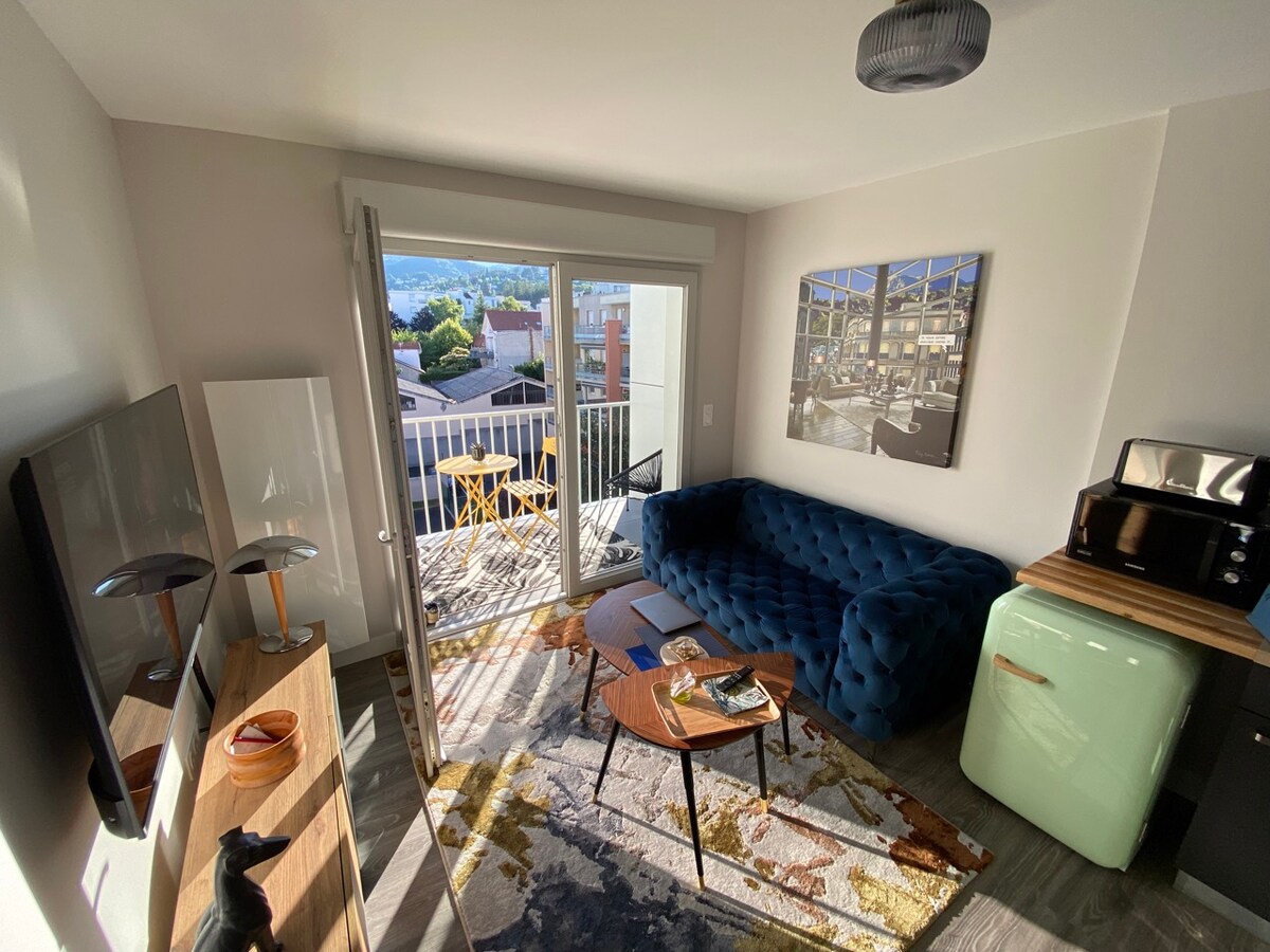 Airbnb performant: 2-room apartment with parking, loggia, view of Puy de Dôme à Clermont Ferrand