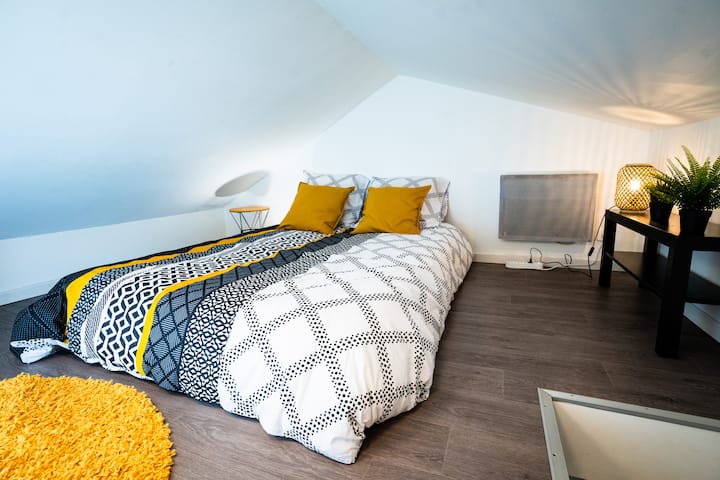 منطقة نوم منخفضة في السقف وغير مؤمنة (غير مناسبة للأطفال).