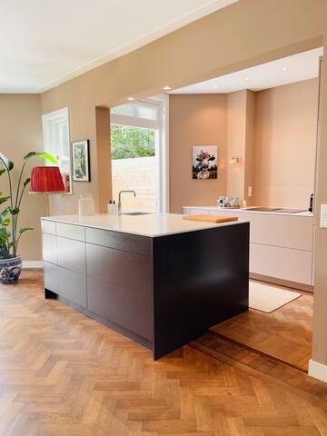 Charmant 5 star City Home with sunny garden gallery image 5