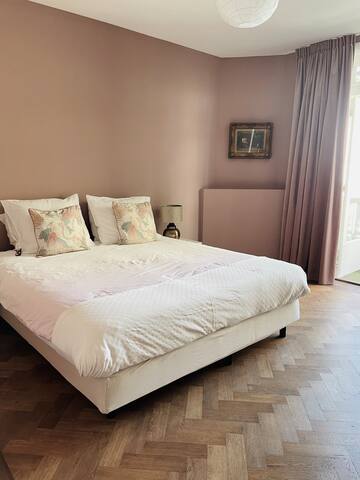 Charmant 5 star City Home with sunny garden gallery image 2