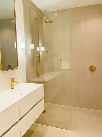 Charmant 5 star City Home with sunny garden gallery image 4