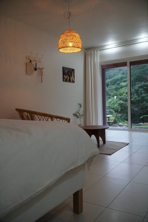 A pretty and clean emotional guesthouse where you can enjoy green tea fields and fire holes, a trip