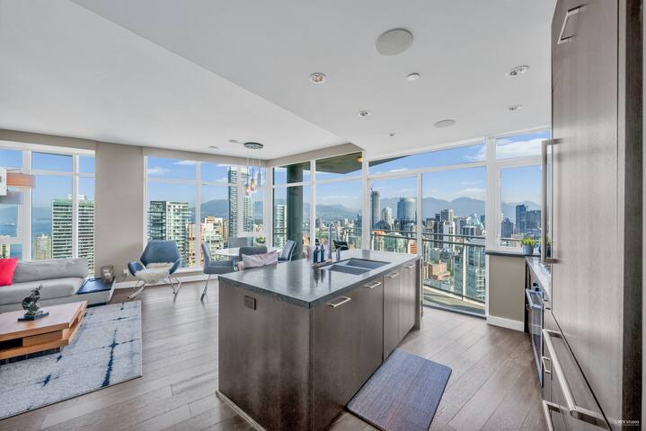 Panoramic Water and City View in Yaletown gallery image 5