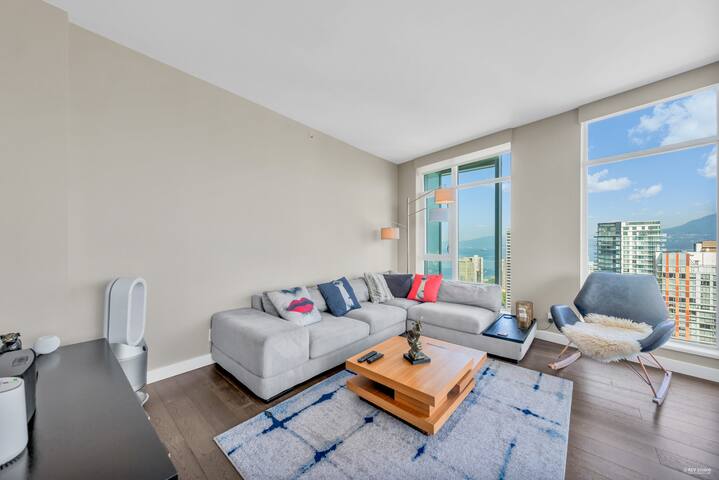 Panoramic Water and City View in Yaletown gallery image 2