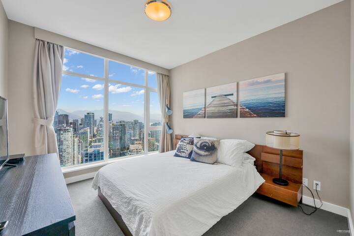 Panoramic Water and City View in Yaletown gallery image 4