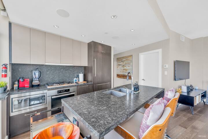 Panoramic Water and City View in Yaletown gallery image 3