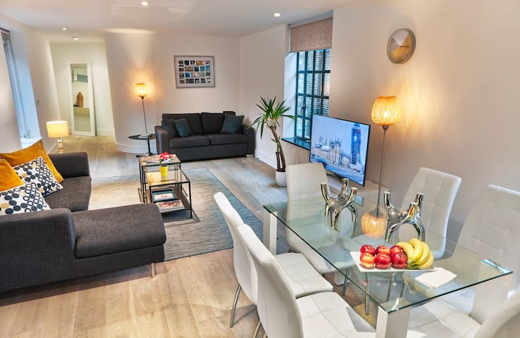 Wow! 2 Bedr/3 Beds in the Heart of Covent Garden gallery image 2