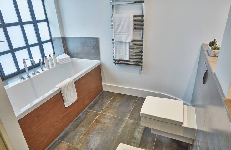 Wow! 2 Bedr/3 Beds in the Heart of Covent Garden gallery image 5