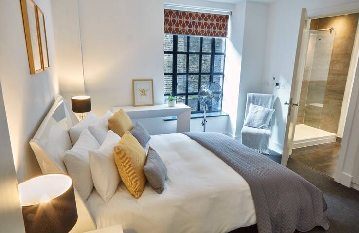 Wow! 2 Bedr/3 Beds in the Heart of Covent Garden gallery image 3