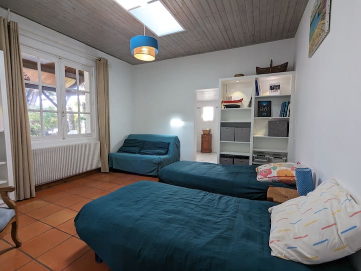 Спалня 2 единични легла + разтегателен диван