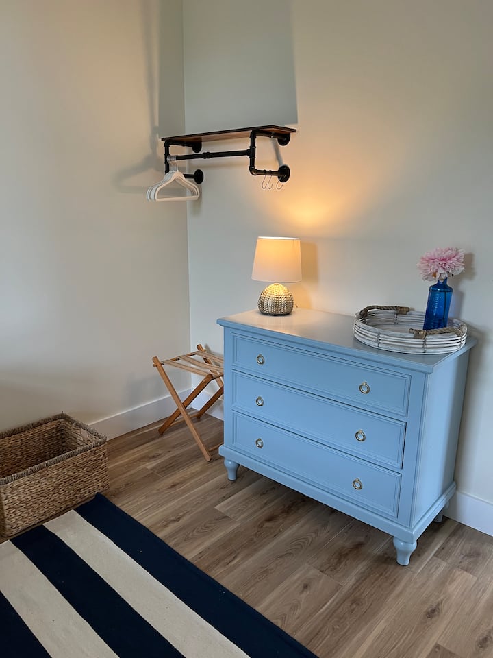 มีที่เก็บของและไม้แขวนเสื้อมากมายสำหรับเสื้อผ้าทั้งหมดของคุณชั้นวางกระเป๋าเดินทางด้วย 