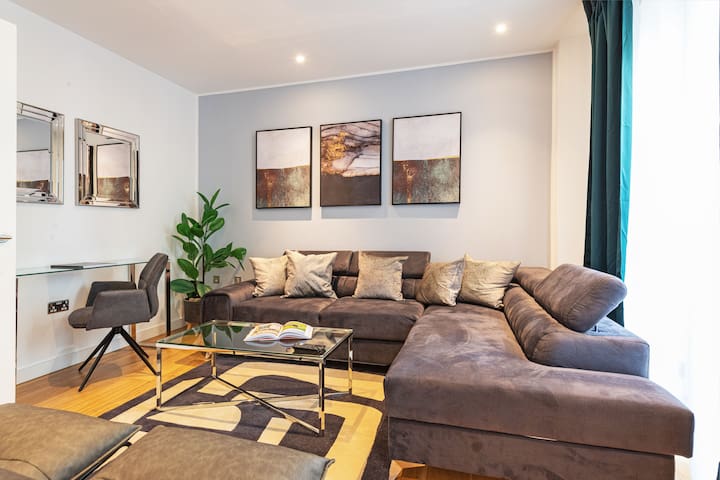 New- Bright & Modern 4 Bed House