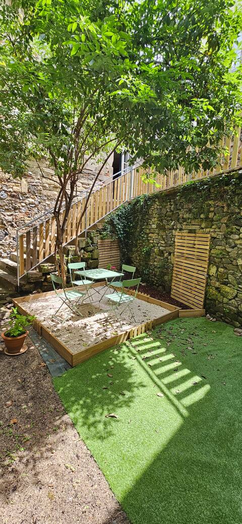 Beaulieu center, spacious cozy app, shaded patio