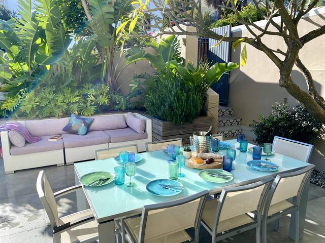 Beautiful Camps Bay Apartment with Sea Views gallery image 4