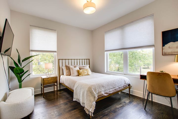 Camera da letto n.3 - 3 ° livello. Bagno privato annesso. Situato accanto alla lavanderia. Scrivania per lavorare da casa. Cabina armadio. 