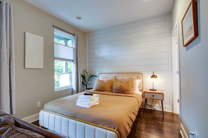 Suite con camera da letto situata al primo piano. Questa camera da letto ha un angolo cottura privato e conduce al cortile. Bagno e doccia collegati. 