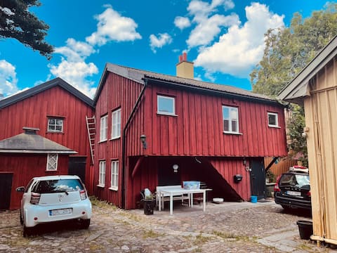 Lidköping centrally. Private house. Bedroom with double bed